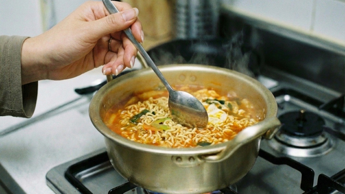 라면을 끓이는 모습 / 기사 내용을 바탕으로 제작한 AI 이미지
