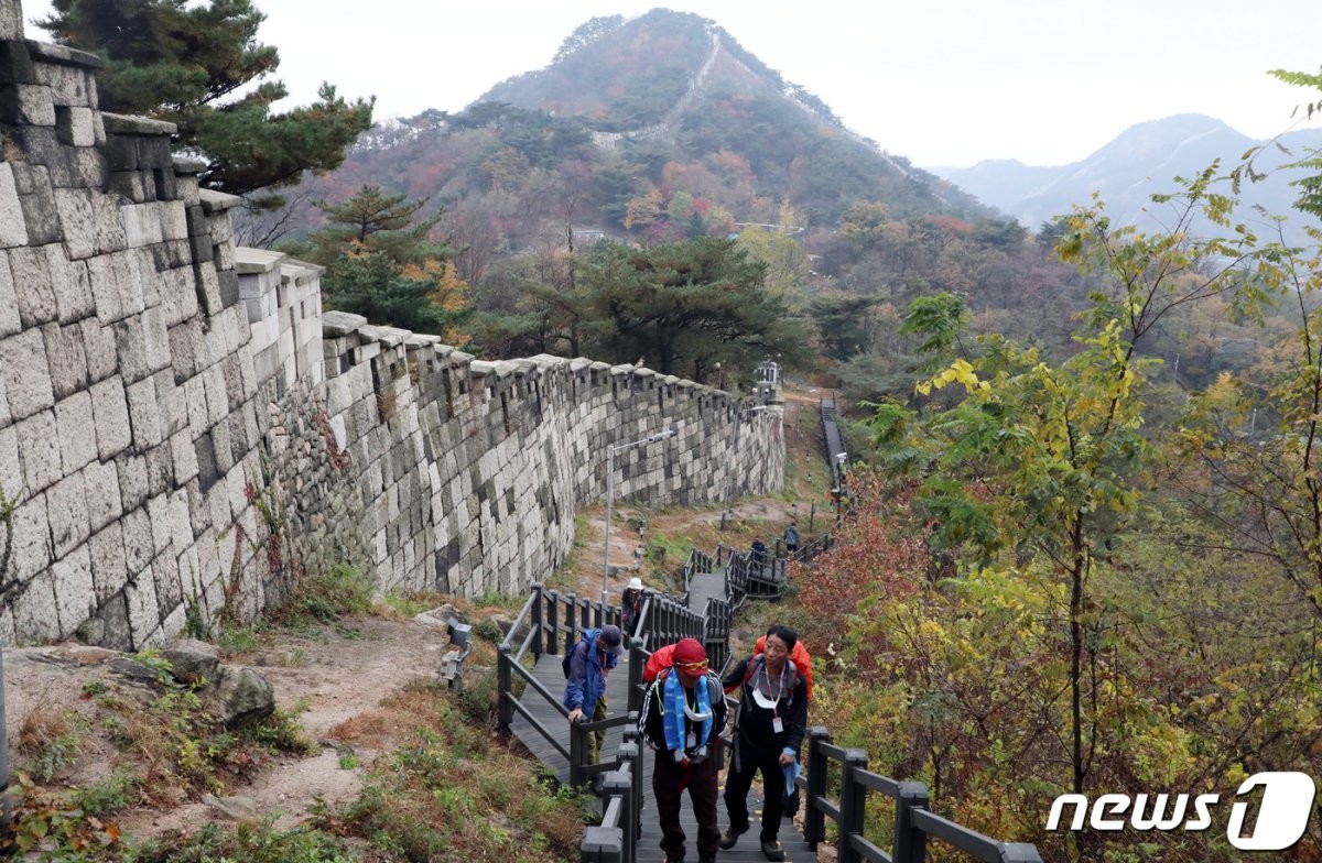 북악산 북측 탐방로 / 뉴스1