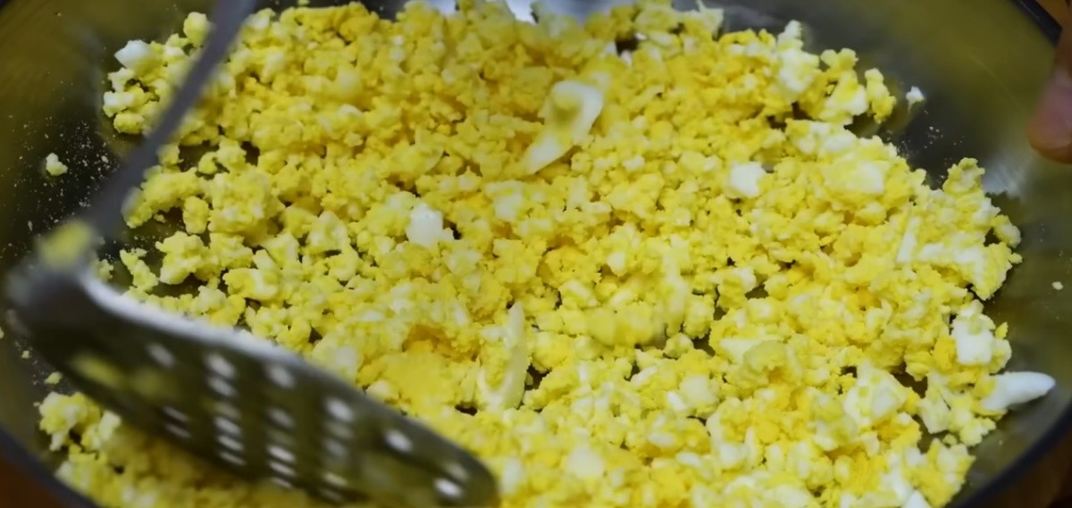 계란을 으깨는 모습 / 유튜브 '김대석 셰프TV'