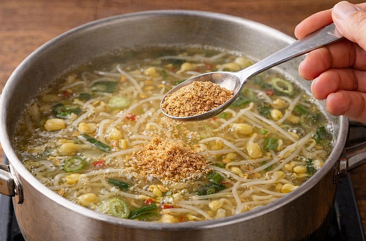 콩나물국을 끓일 때 다시다를 넣는 모습. 기사 이해를 돕기 위해 AI를 활용해 제작한 자료 사진입니다.