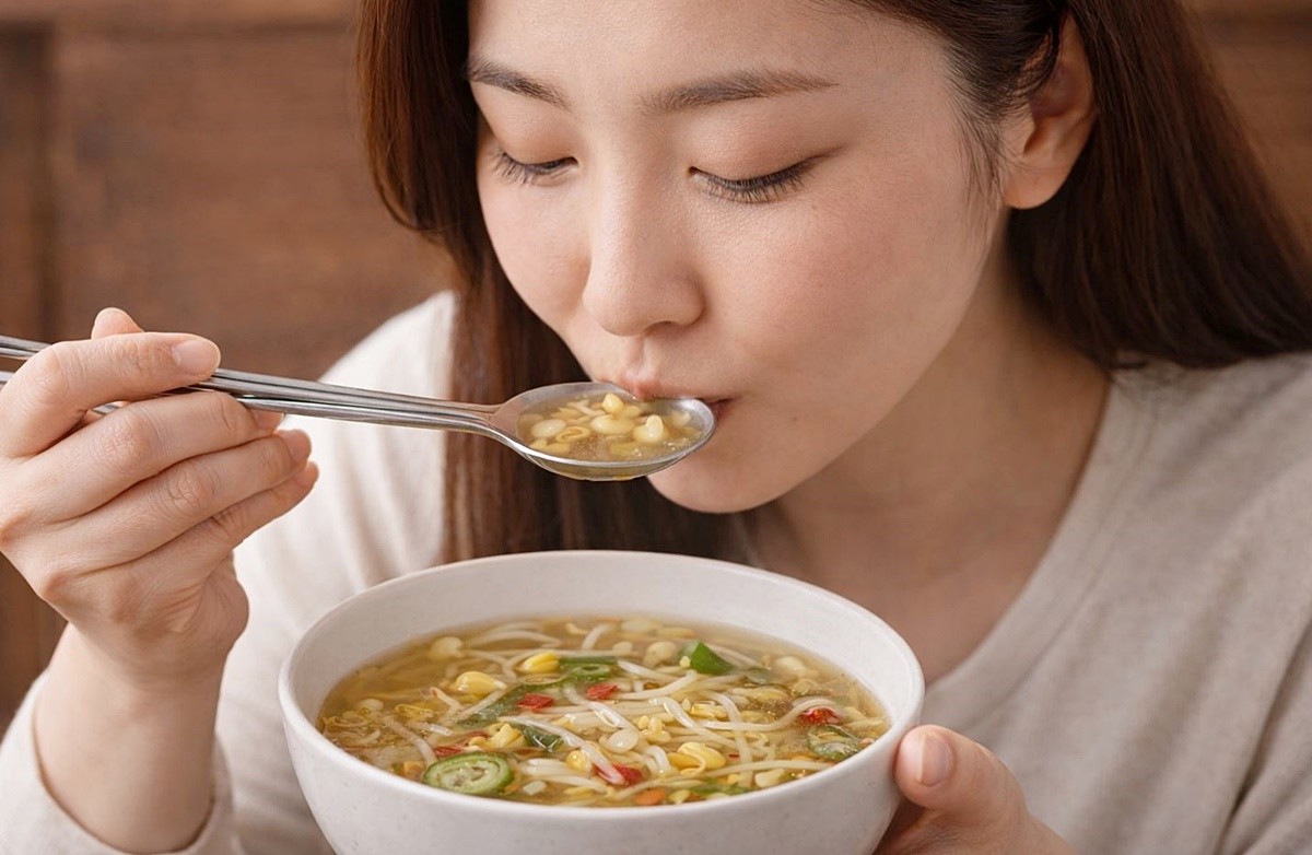 완성된 콩나물국을 맛있게 먹고 있는 모습. 기사 이해를 돕기 위해 AI를 활용해 제작한 자료 사진입니다. 실제 모습과 다소 차이가 있을 수 있습니다.