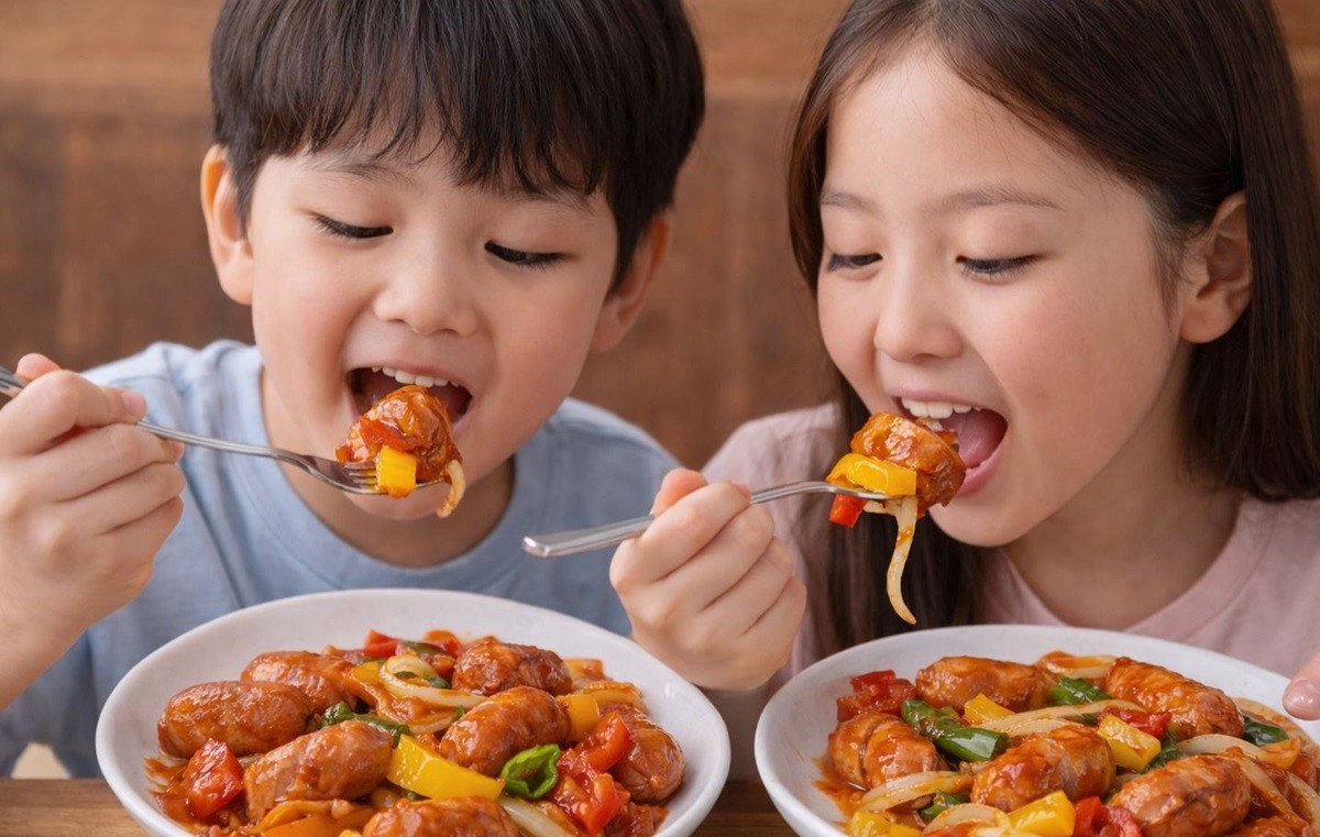 아이들이 소시지야채볶음을 맛있게 먹는 모습. 기사 이해를 돕기 위해 AI를 활용해 제작한 자료 사진입니다. 실제 모습과 다소 차이가 있을 수 있습니다.