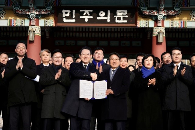 강기정 광주광역시장이 김영록 전라남도지사와 함께 지난 2일 국립5·18민주묘지에서 '통합 지방정부 추진 공동선언문'을 발표한 후 기념촬영을 하고 있다. /광주광역시 제공