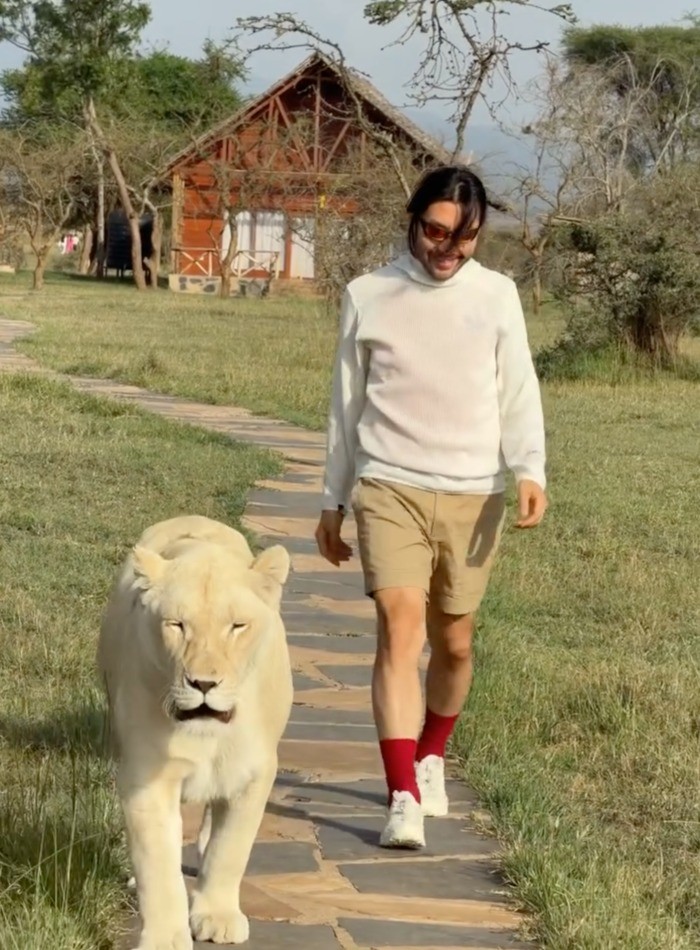 사자와 함께 걷고 있는 노홍철 / 노홍철 인스타그램