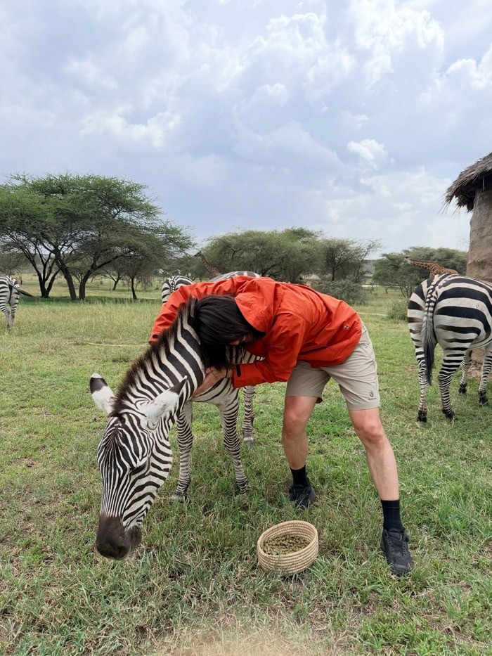 얼룩말을 쓰다듬는 노홍철 / 노홍철 인스타그램