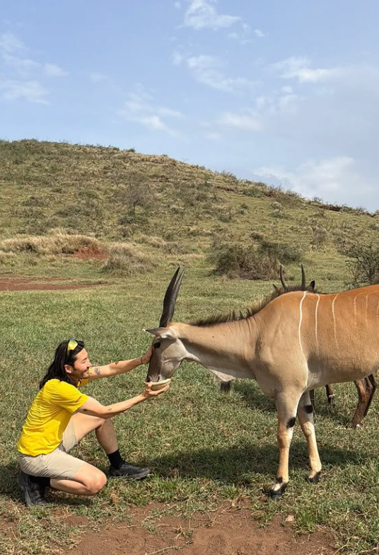 누에게 먹이를 주는 노홍철 / 노홍철 인스타그램