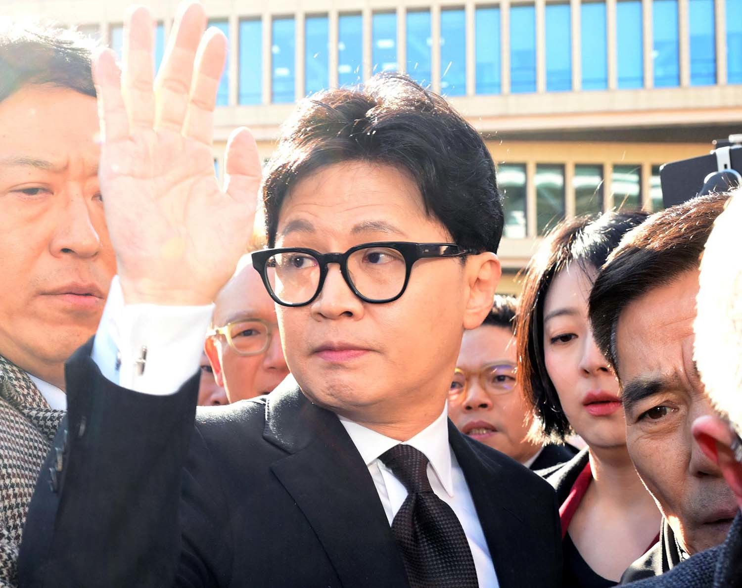 한동훈 전 국민의힘 대표가 29일 서울 여의도 국회 소통관에서 국민의힘 지도부의 제명 결정에 관한 입장 발표를 마치고 차량으로 향하고 있다. /뉴스1 (공동취재)