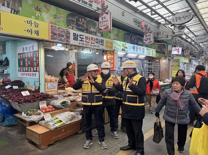 수영구 관내 전통시장에서 한국전력공사 부산울산본부 임직원들이 수영팔도시장 전기설비를 점검하고 있다