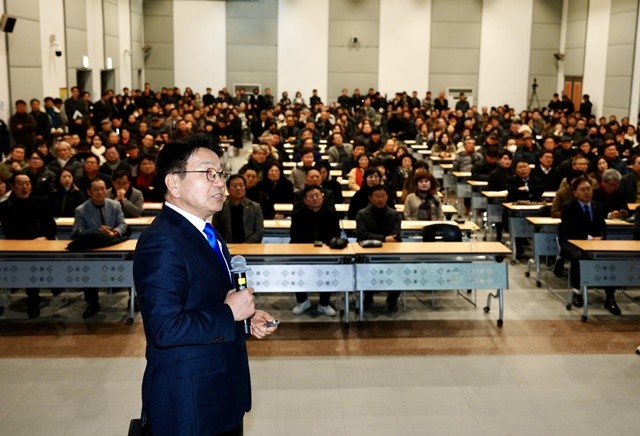 강기정 광주광역시장이 30일 여수 엑스포컨벤션센터 컨퍼런스홀에서 열린 ‘광주전남 통합 여수시민과의 상생토크’에 참석해 광주전남 통합의 추진 배경과 균형발전 도모를 위한 협력 방안 등에 대해 설명하고 있다. /광주광역시 제공