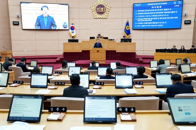 김영록 전라남도지사가 30일 전남도의회 본회의장에서 열린 제396회 임시회 제1차 본회의에서 2026년도 도정 업무보고를 하고 있다.