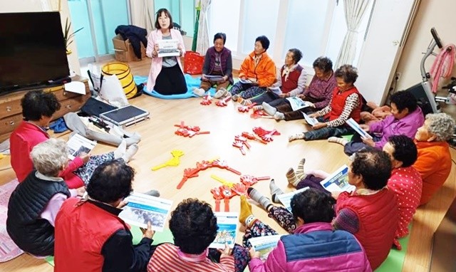 지역 어르신들이 순천시 망룡보건진료소에서 치매 예방 교육 등 다양한 건강증진 프로그램에 참여하고 있다