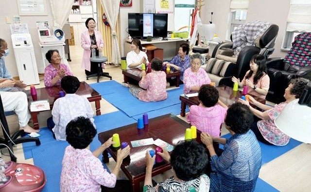 지역 어르신들이 순천시 망룡보건진료소에서 치매 예방 교육 등 다양한 건강증진 프로그램에 참여하고 있다