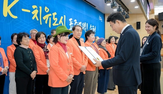 노관규 순천시장이 지난 29일 시청 대회의실에서 순천시 해설사에게 위촉장을 전달하고 있다