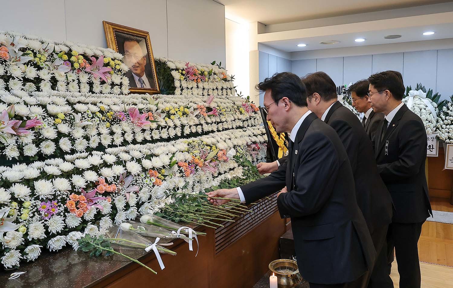 김민석 국무총리와 우원식 국회의장이 31일 오전 서울 종로구 서울대학교병원 장례식장에서 마련된 고 이해찬 전 국무총리의 빈소에서 헌화하고 있다. / 뉴스1