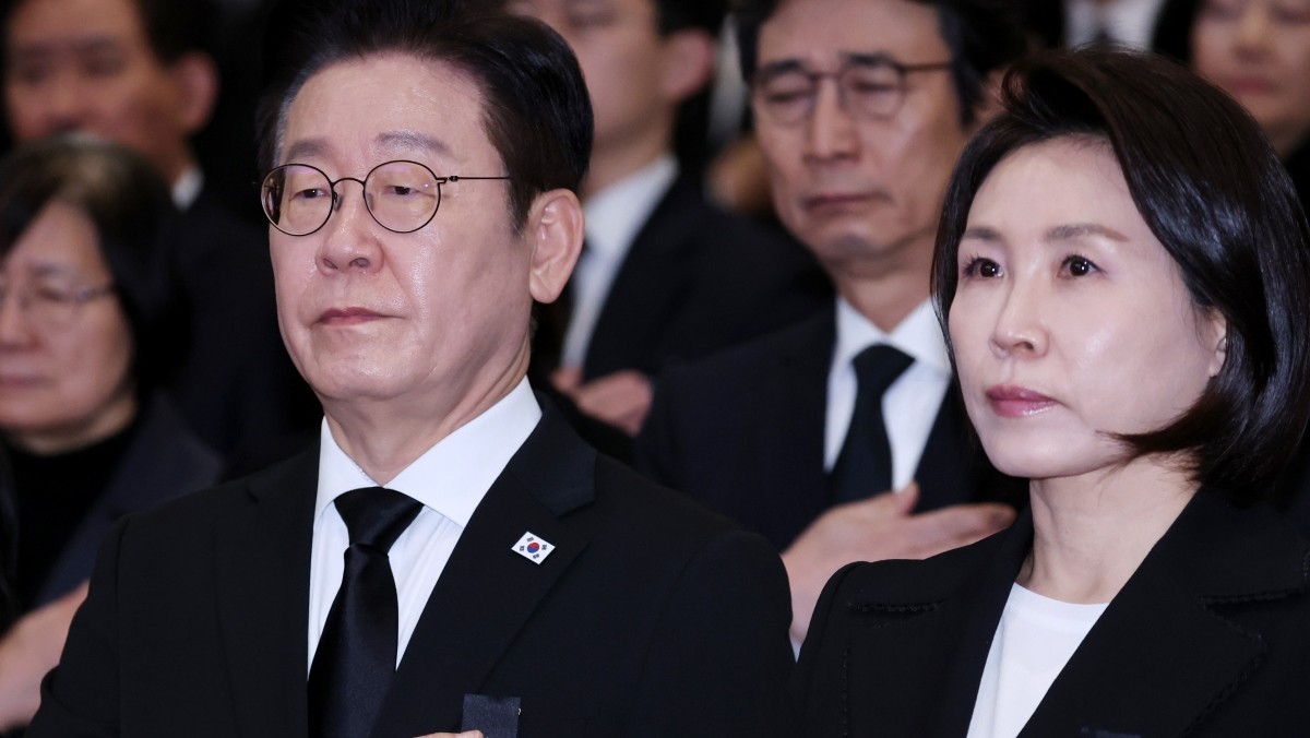 이재명 대통령과 김혜경 여사가 31일 서울 여의도 국회 의원회관에서 열린 故 이해찬 제36대 국무총리 사회장 영결식에서 국기에 대한 경례를 하고 있다. / 뉴스1