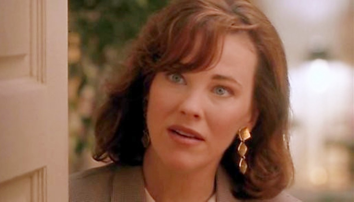 영화 '나홀로 집에'에서 케빈 엄마 역으로 출연한 배우 캐서린 오하라 당시 모습. 캐서린 오하라가 71세를 일기로 별세했다. 캐서린 오하라의 소속사 CAA는 그가 30일(현지 시각) 미국 로스앤젤레스 자택에서 투병 끝에 세상을 떠났다고 밝혔다. 다만 구체적인 병명은 공개되지 않았다. / 영화 '나홀로 집에' 스틸컷