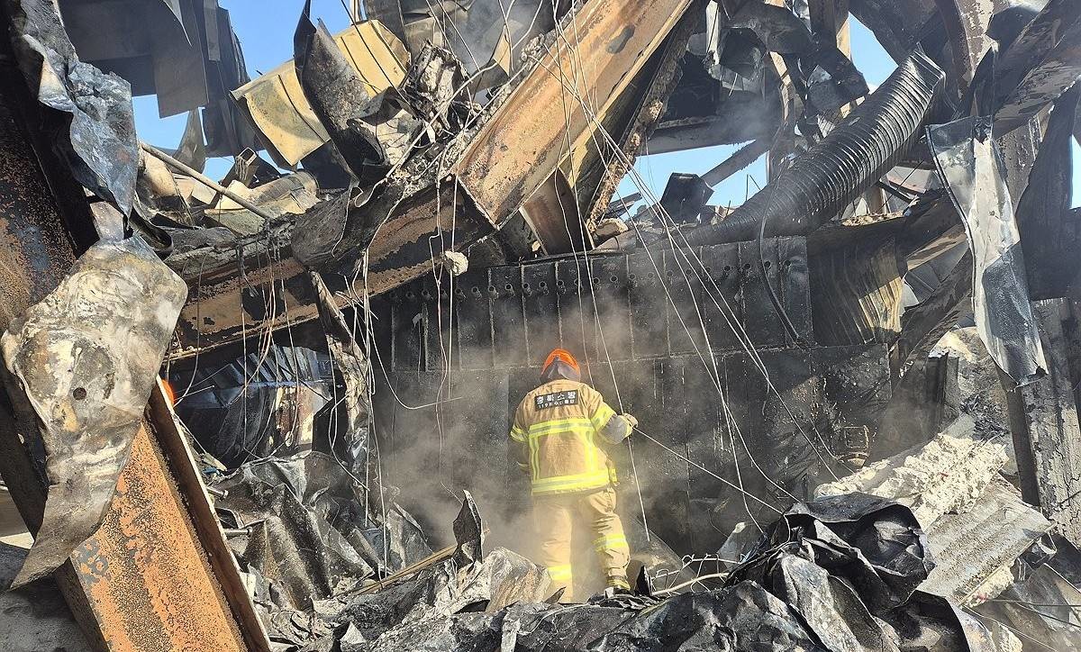 충북 음성군에 있는 한 생필품 제조공장에서 불이 났다. 소방 당국이 31일 실종된 인명 수색을 진행하고 있다. / 충북소방본부 제공-연합뉴스