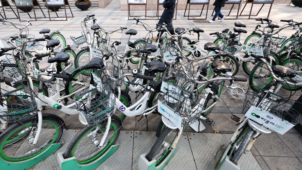 30일 오후 서울 시내의 한 따릉이 대여소에 따릉이가 세워져 있다. / 뉴스1