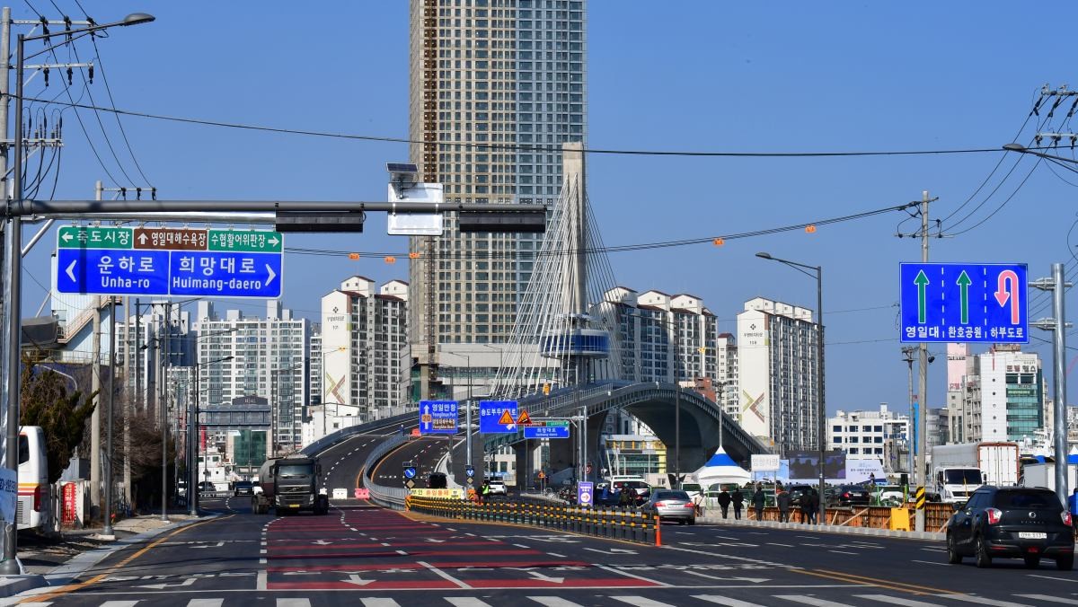 31일 경북 포항시 송도동(송도해수욕장)과 항구동(영일대해수욕장)을 연결하는 해오름대교 임시 개통식이 송도 방향에서 열리고 있는 모습. / 뉴스1-최창호 기자