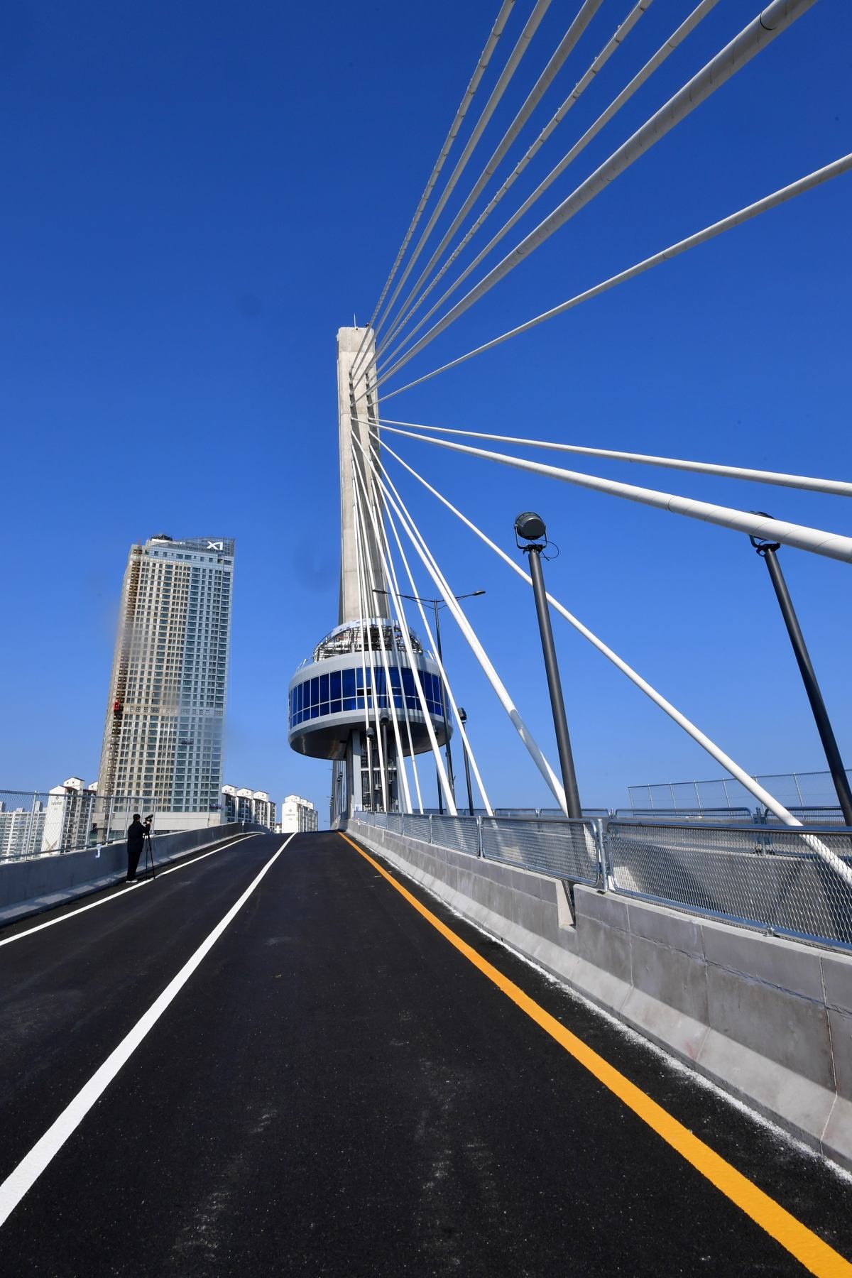 31일 경북 포항시 송도동(송도해수욕장)과 항구동(영일대해수욕장)을 연결하는 해오름대교 임시 개통식이 송도 방향에서 열린 가운데 주텁 전망대 위로 햇볕이 내려쬐고 있는 모습. / 뉴스1-최창호 기자