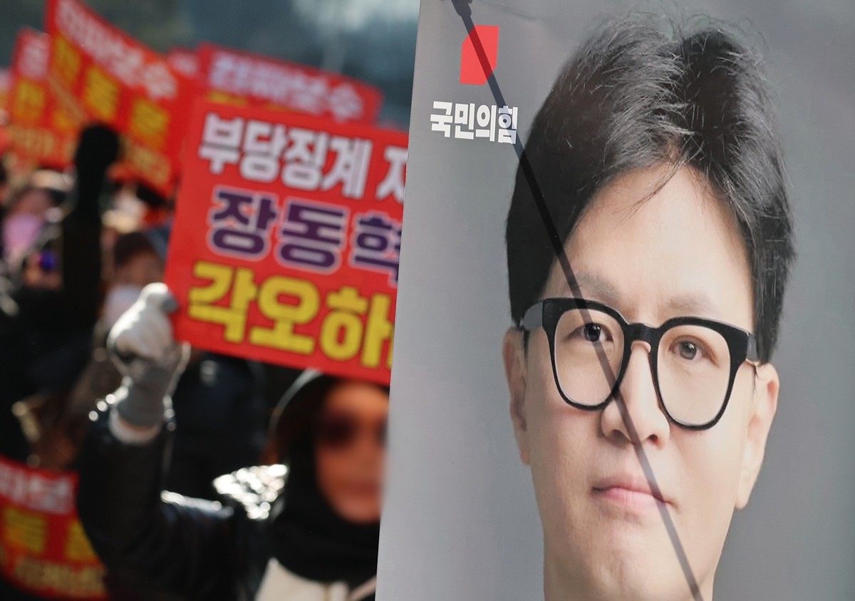 국민의힘에서 제명된 한동훈 전 대표 지지자들이 31일 오후 서울 여의도공원 앞에서 열린 당 지도부 규탄 집회에서 '부당징계 규탄' 구호를 외치고 있다. / 뉴스1