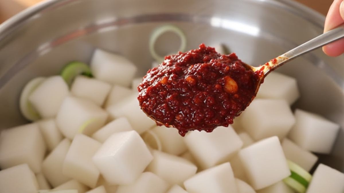 기사 속 레시피의 특별한 양념장과 겨울 무. 레시피를 바탕으로 AI가 재생성한 이미지.