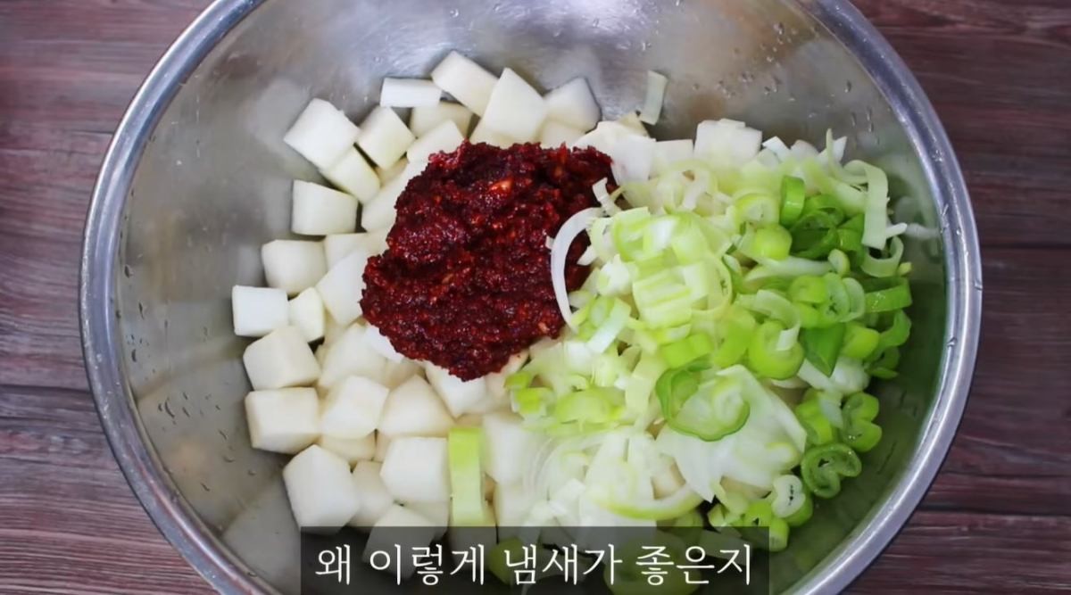 절인 무에 완성한 양념장을 넣고 양파와 대파를 넣은 모습. / 유튜브 '집밥 korean home cooking'