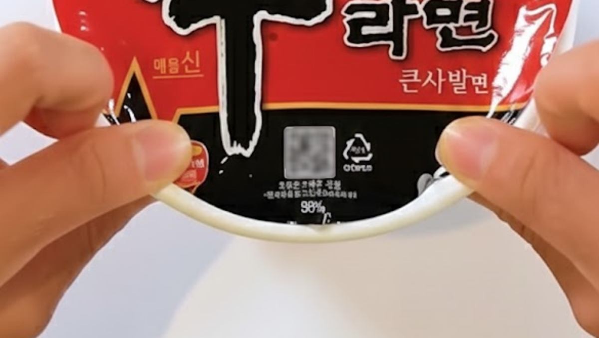 컵라면 뚜껑 양쪽을 살짝 누르는 모습. 유튜브 채널 '짤컷' 영상 장면 일부를 AI로 재생성한 이미지.