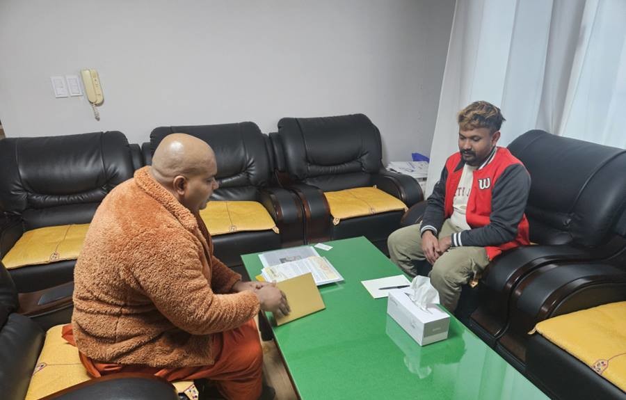 한국스리랑카불교사원 주지 완사스님을 찾아 상담하고 있는 루완씨./통불교신문 제공