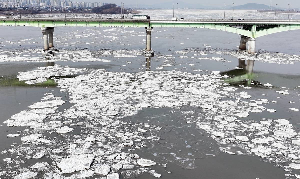 한강에 흐르는 유빙 / 뉴스1