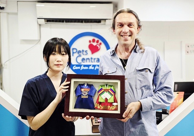 호남대 반려동물산업학과 명은비 학생(2학년, 왼쪽)과 홍콩 펫-센트럴 수석수의사 쿠르트 박사가 기념촬영을 하고 있다.