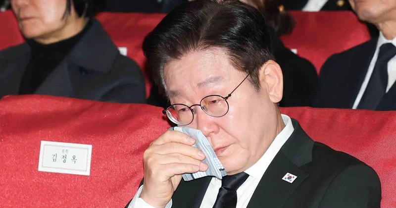 이재명 대통령이 1월 31일 오전 서울 여의도 국회 의원회관에서 열린 고(故) 이해찬 전 국무총리 영결식에서 눈물을 훔치고 있다.  / 뉴스1