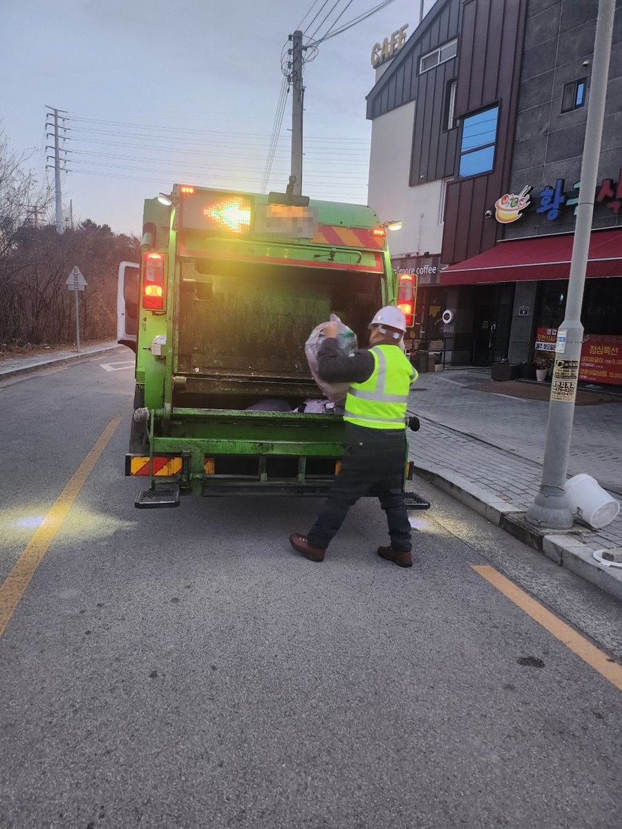 구미시 환경미화원이 종량제봉투에 담긴 쓰레기를 수거하고 있다.  / 구미시 제공