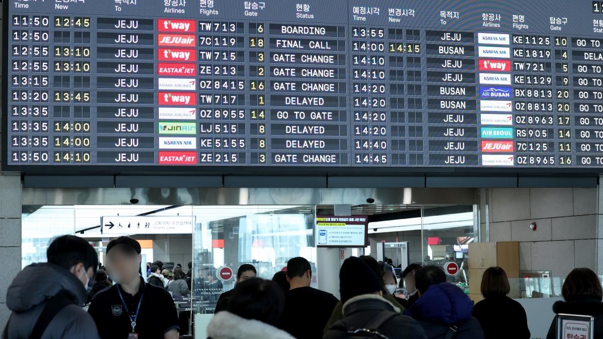 김포국제공항 출국장에 비행기 출국 정보가 표시돼 있다. / 뉴스1
