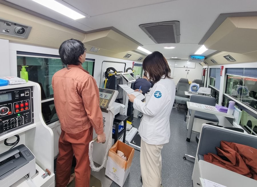 달성건강빵빵이 현장에서 주민이 영양·인바디 검사를 받고 있다.  / 대구 달성군 제공