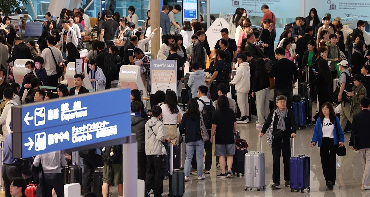 인천국제공항 제1여객터미널 출국장이 여행객들로 북적이고 있다 / 뉴스1