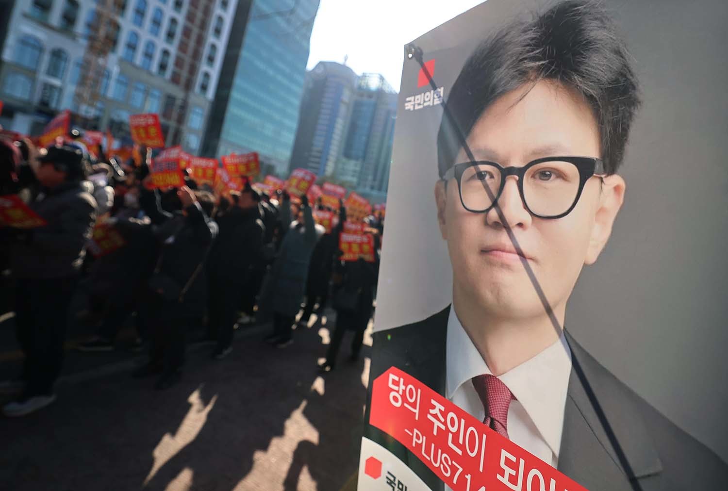 국민의힘에서 제명된 한동훈 전 대표의 지지자들이 1월 31일 오후 서울 여의도공원 앞에서 열린 당 지도부 규탄 집회에서 '부당징계 규탄' 구호를 외치고 있다. / 뉴스1
