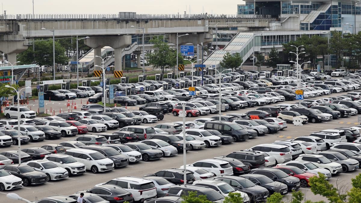 인천국제공항 1터미널 주차장에 차량들이 빼곡하게 주차돼 있는 모습. / 뉴스1