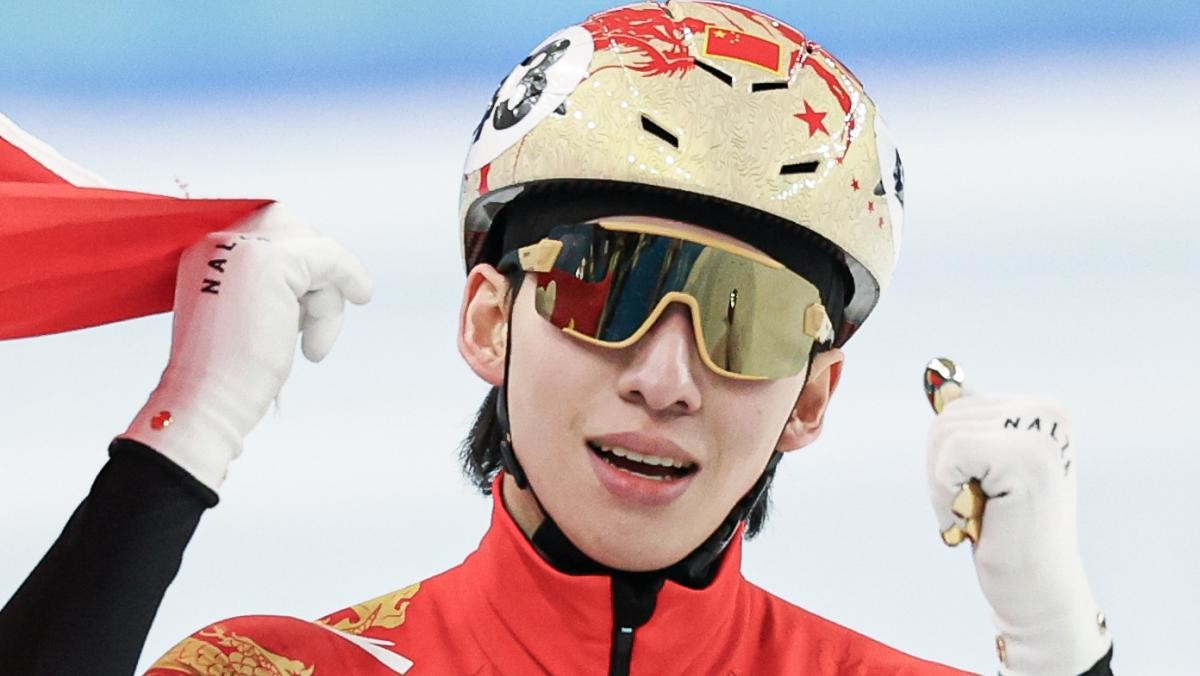 지난해 2월 8일(현지 시각) 중국 헤이룽장성 하얼빈 빙상훈련센터 다목적홀에서 열린 하얼빈 동계아시안게임 쇼트트랙 남자 500m 결승에서 금메달을 획득한 중국 대표팀 린샤오쥔(한국명 임효준·오른쪽)이 기뻐하고 있다.   / 뉴스1