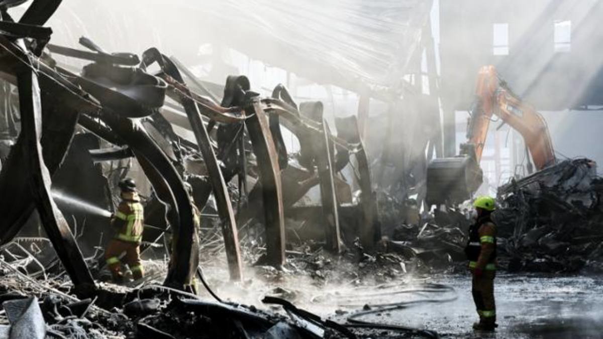 지난달 31일 충북 음성군 맹동면 두성리의 한 생활용품 제조공장에서 소방당국이 잔불 정리를 하고 있다. / 연합뉴스