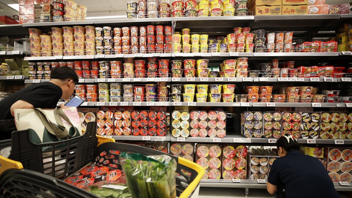 마트 라면코너 모습. 기사의 이해를 돕기 위한 사진 / 뉴스1