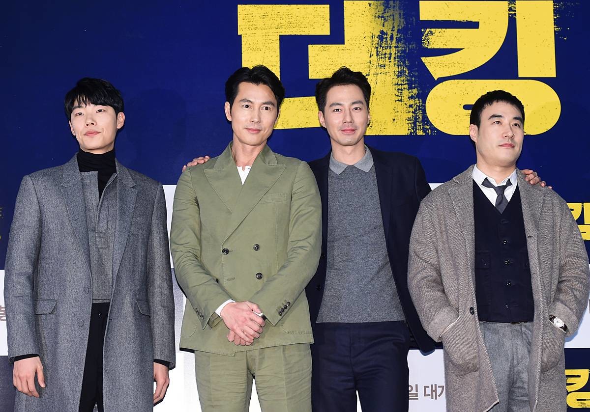 배우 류준열, 정우성, 조인성, 배성우(왼쪽부터)가 2017년 1월 12일 오후 서울 건대 롯데시네마에서 열린 영화 ‘더킹’(감독 한재림) 언론 시사회에 참석해 매력을 발산하고 있다 / 뉴스1