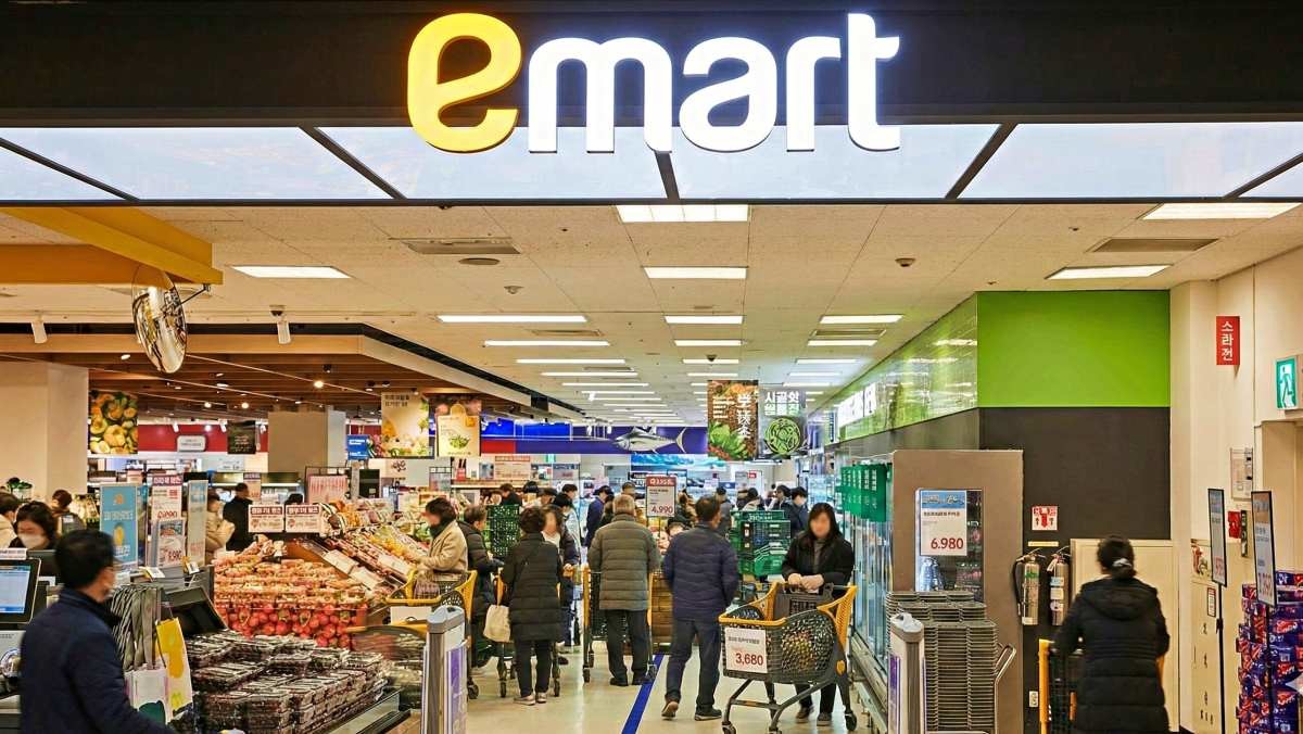 이마트 매장 입구 풍경. 기사 내용 토대로 AI툴 활용해 제작한 자료사진.