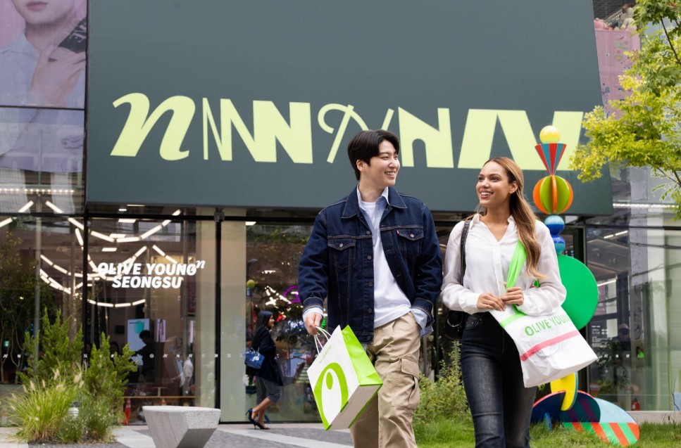 외국인 관광객이 '올리브영N 성수' 매장에서 쇼핑을 마치고 나오는 모습 / CJ올리브영 제공