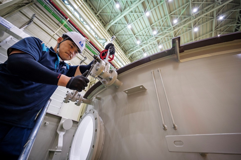 LS일렉트릭 부산 공장에서 작업자가 초고압 변압기를 조립하고 있는 모습     / LS그룹 제공