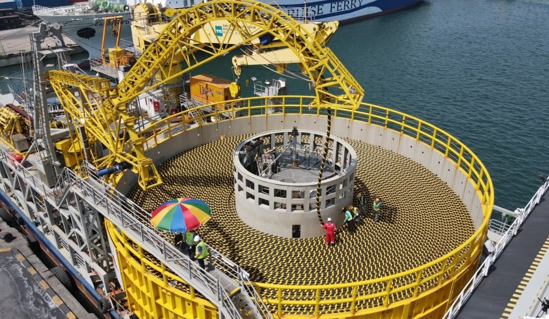 LS전선 동해 공장에서 생산된 해저케이블이 포설선에 선적되고 있는 모습    / LS그룹 제공