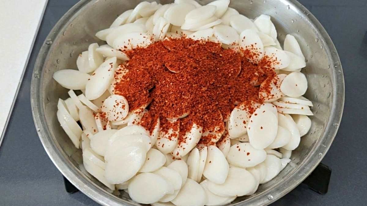 '떡국떡에 고춧가루를 팍?!' 기사 내용 토대로 AI툴 활용해 제작한 자료사진.