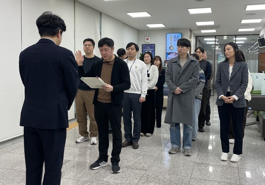 농협중앙회포항시지부는 지난 30일 사무실에서 직원들이 참석한 가운데 부패척결 및 윤리경영 실천을 위해 ‘2026년 신뢰회복 자정(自淨) 결의대회를 가졌다 / 농협중앙회포항시지부 제공