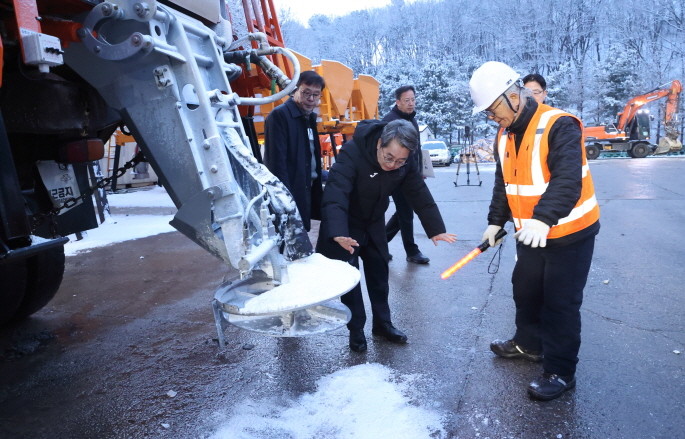 김동연 지사가 2일 수원시 제설전진기지를 현장방문했다. / 경기도