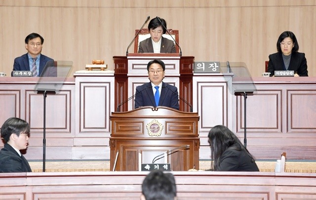 강기정 광주광역시장이 2일 오전 시의회 본회의장에서 열린 제341회 시의회 임시회 제1차 본회의에 참석, ‘2026년 시정 운영 방향’을 발표하고 있다. /광주광역시 제공